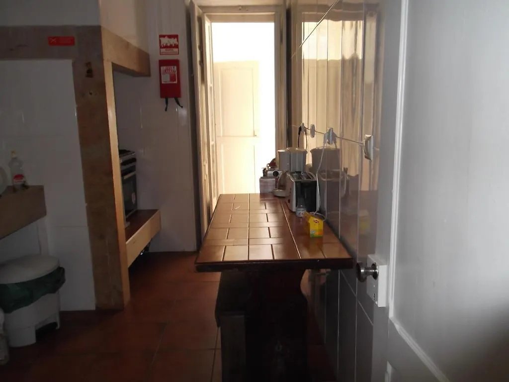 Low Cost Rooms Lissabon 0*,