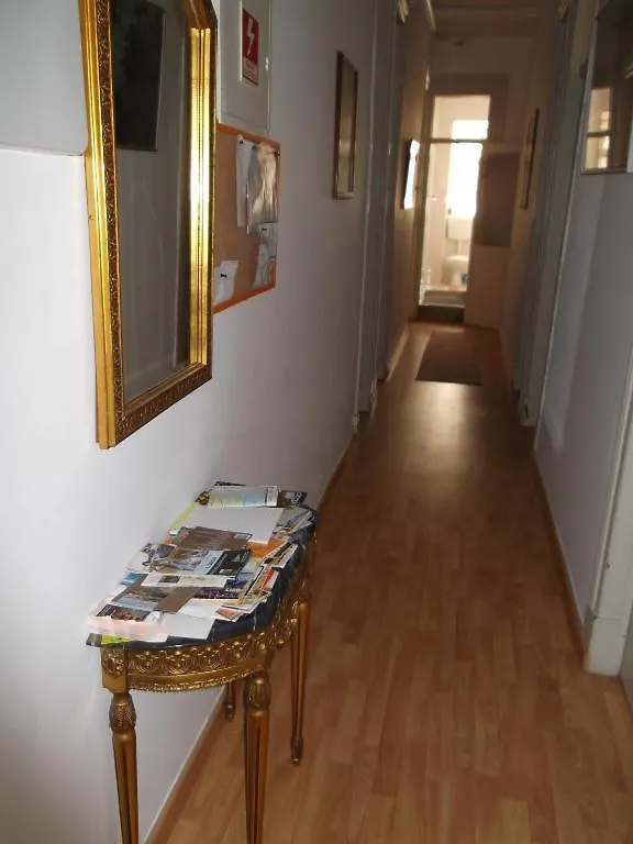 Low Cost Rooms Lisbon 0*,  Portugal